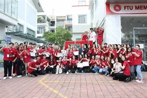 Lập trình viên tự học vs học đại học: Nên chọn con đường nào?